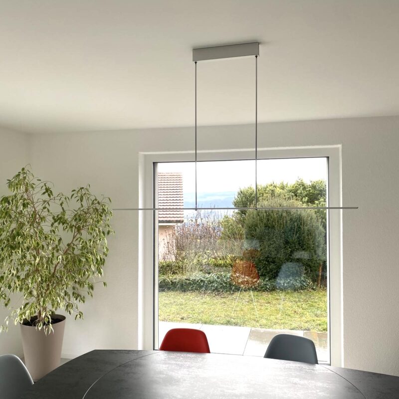 Salle à manger moderne avec grande baie vitrée